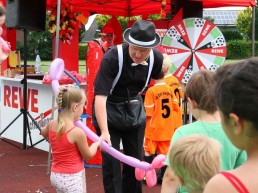 Luftballonmodellieren beim REWE Fußballcup